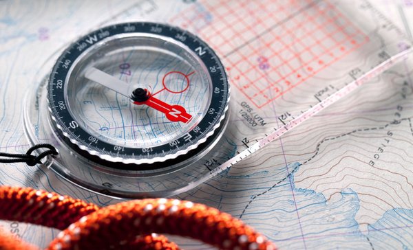 Kompass liegt auf einer topografischen Landkarte
