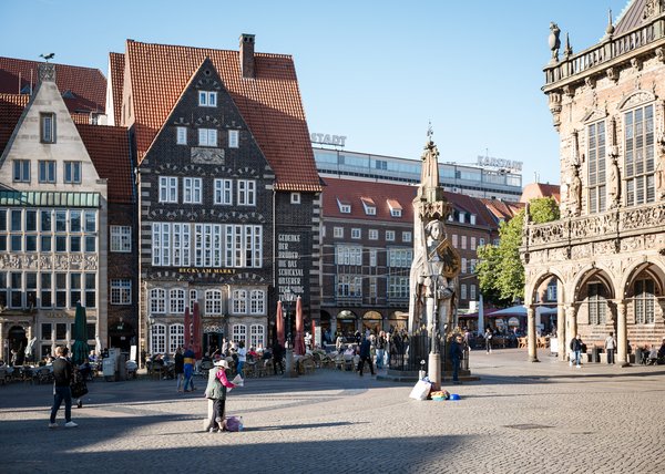 Bremer Marktplatz mit Roland-Statue, historischen Giebelhäusern und dem Rathaus bei sonnigem Wetter