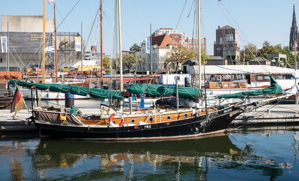 Historische Segelboote liegen im Museumshafen Bremen bei sonnigem Wetter